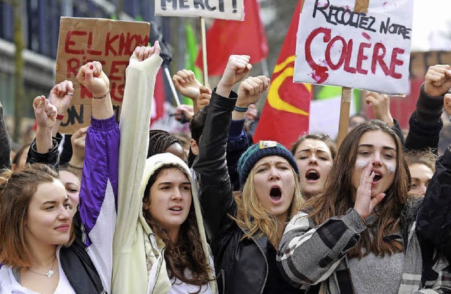 Schlerinnen und Studenten protestiere...ormplne der franzsischen Regierung.   | Foto: AFP