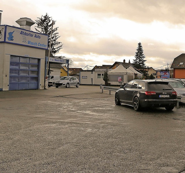 An diese Stelle an der B3 bei Altdorf will Jet eine moderne Tankstelle bauen.  | Foto: ARChIV: S. DECOUX-KONE