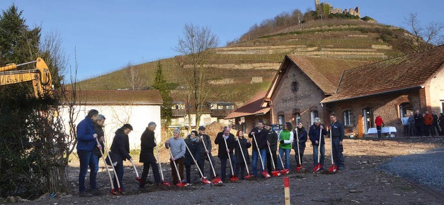 Spatenstich mit Burgblick: Auf diesem ...l die Flchtlingsunterkunft entstehen.  | Foto: Susanne Mller