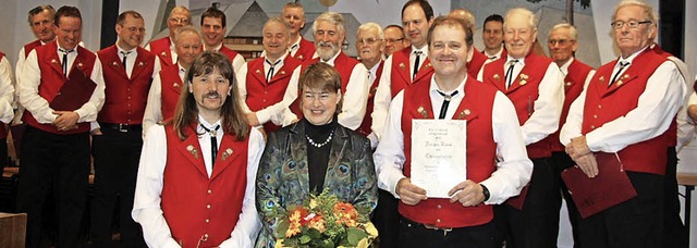Vorsitzender Markus Albrecht, die Diri...Ehrenmitglied Jrgen Kenk (von links)   | Foto: Ulrike Jger