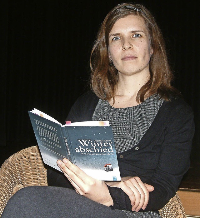 Die Autorin Dorothee Adrian las im Gem...en Buch &#8222;Winterabschied&#8220;.   | Foto: Roswitha Frey