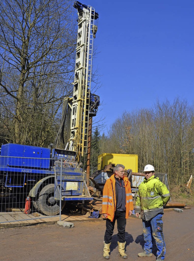 Projektleiter Bernhard Mller (links) ...hael Pohl vor dem Bohrloch am Bergsee   | Foto: Axel Kremp