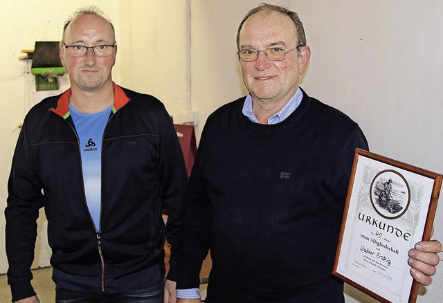 Fr 40-jhrige Mitgliedschaft bei den ...Bernd Kowalke Walter Erschig (rechts).  | Foto: horst david