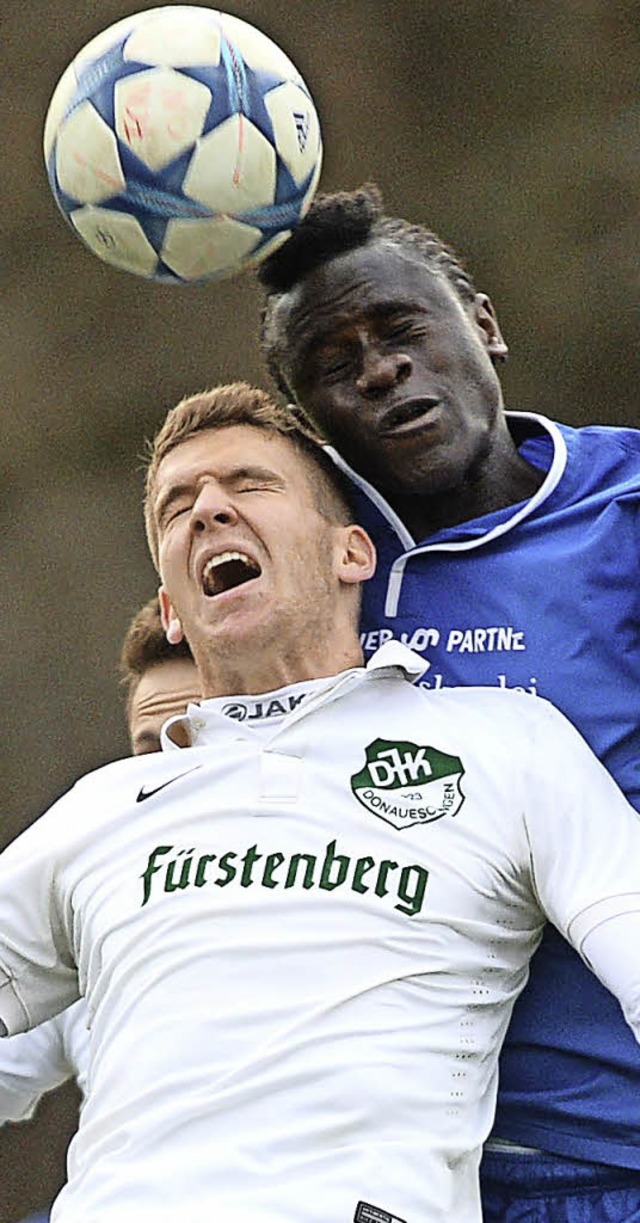 Er springt hher und trifft besser: Torjger Sam Samma (hinten) vom FC Neustadt.  | Foto: Patrick Seeger