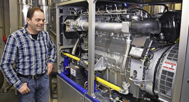 Techniker Thomas Wehrle blickt stolz a...s Herzstck des  Blockheizkraftwerks.   | Foto: Max Schuler