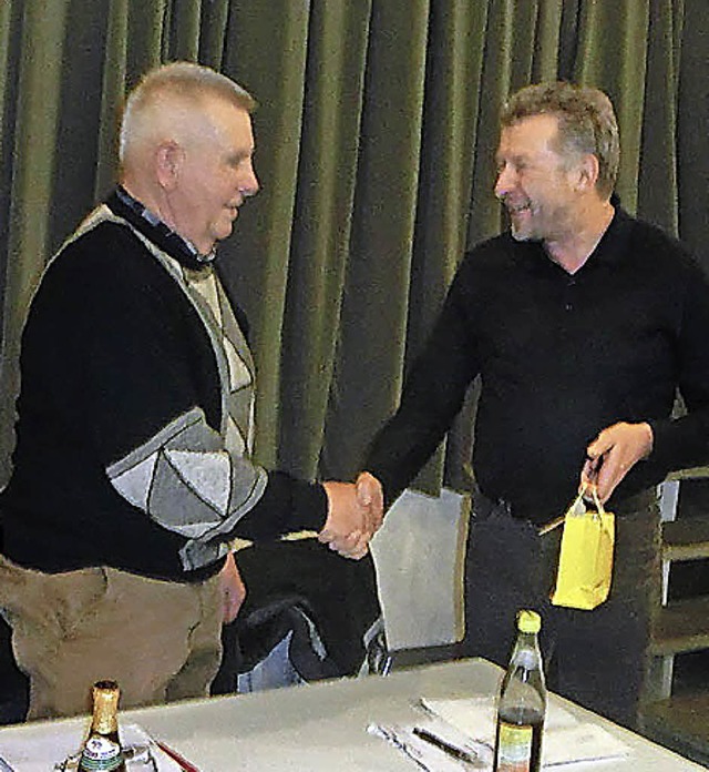 Brgermeister Gerd Schnbett (rechts) gratuliert Albert Asal.  | Foto: Landschaftspflegegemeinschaft Brchau