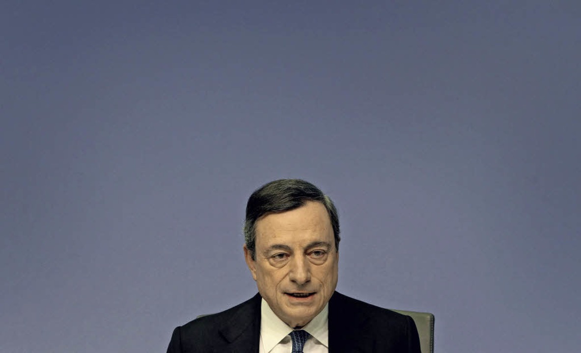 Nützt seine aggressive Geldpolitik übe...rio Draghi am Donnerstag in Frankfurt   | Foto: dpa