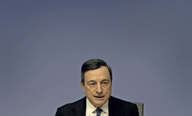 Ntzt seine aggressive Geldpolitik be...rio Draghi am Donnerstag in Frankfurt   | Foto: dpa
