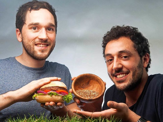 Max Krmer (links) und Baris zel habe...t, bis der Insekten-Burger schmeckte.   | Foto: DPA