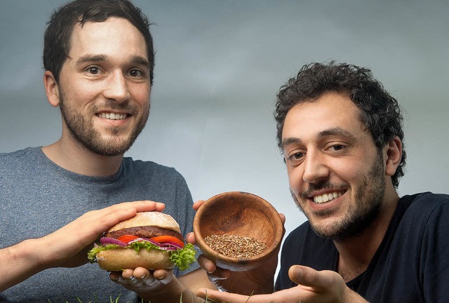 Max Krmer (links) und Baris zel habe...t, bis der Insekten-Burger schmeckte.   | Foto: DPA