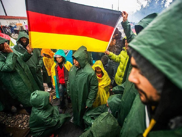 Die Flagge  verrt das Ziel der Flchtlinge: Deutschland   | Foto: dpa