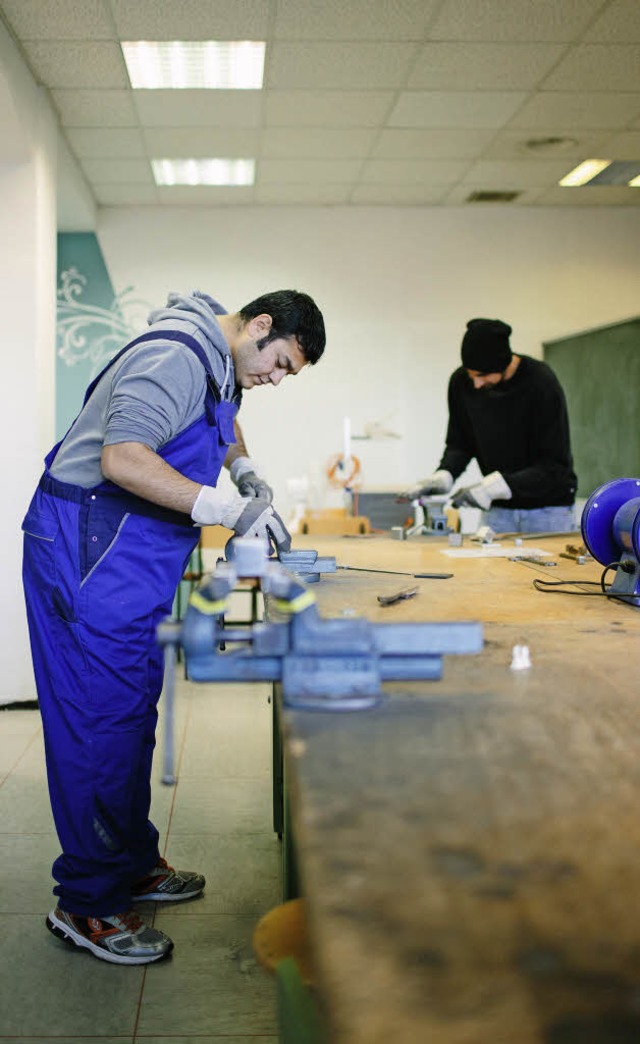 Wer einen Handwerksberuf erlernt, muss...fltig arbeiten und genau hinschauen.   | Foto: Oliver Killig/dpa