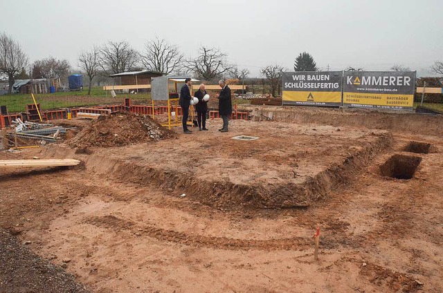 Die Fundamentgrben deuten schon die U...uen Friedhofshauses in Eimeldingen an.  | Foto: Victoria Langelott
