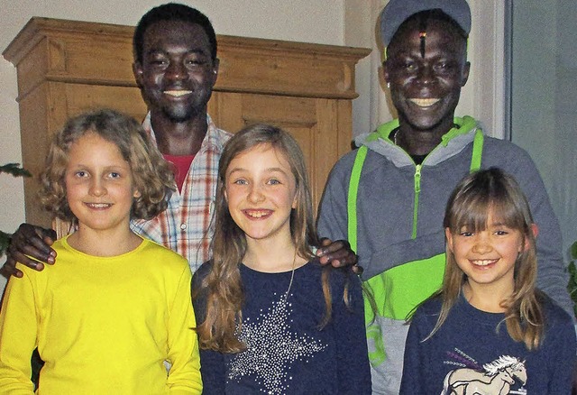 Foday Sanyang (hinten links) und Sulay...e Hallmann und Paula Hahn (von links)   | Foto: Meike Hahn