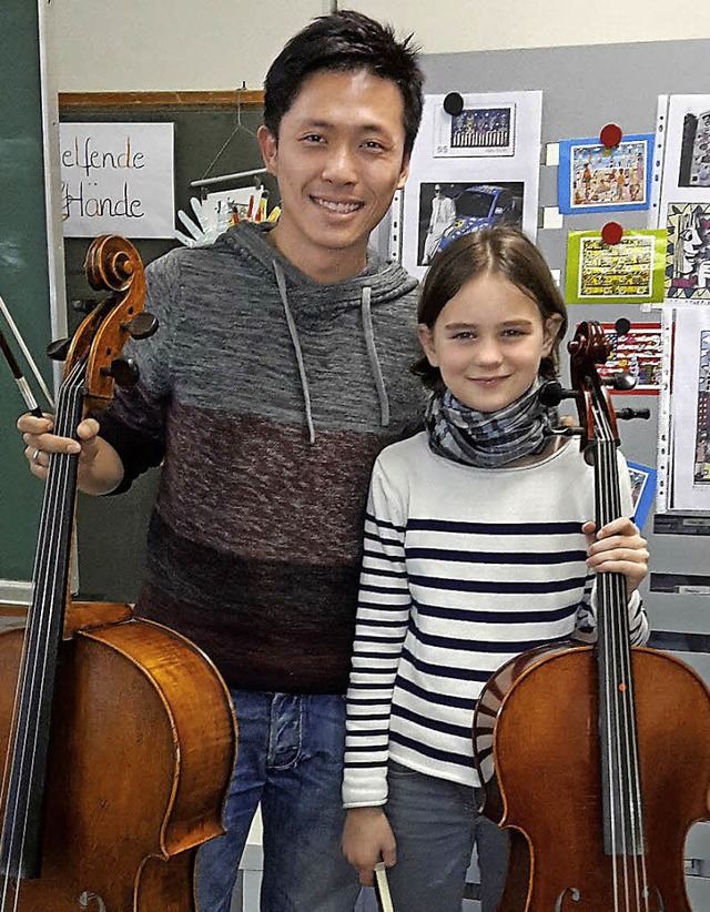 Sora Weienfels mit ihrem Cellolehrer Barry Luo   | Foto: Privat