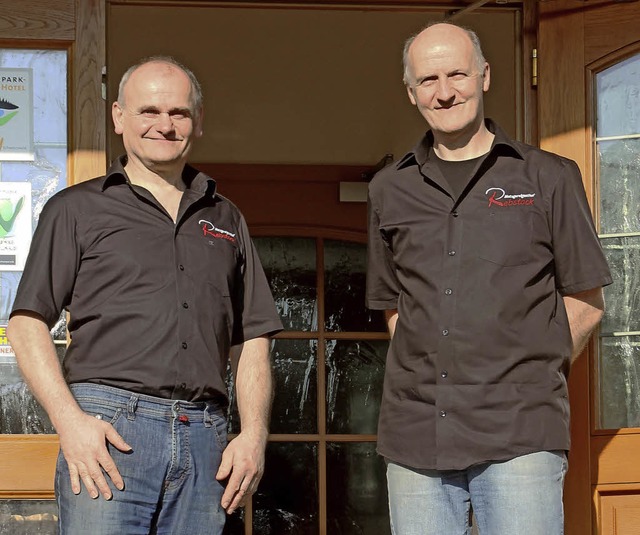 Andreas (links) und Helmut Kollofrath vor ihrem Metzgereigasthof  in Mnchweier   | Foto: E. Sieberts