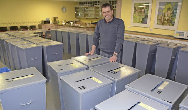 Wahlleiter Jrgen Schopferer zwischen ...im Rathaus auf die Verteilung warten.   | Foto: Lauber