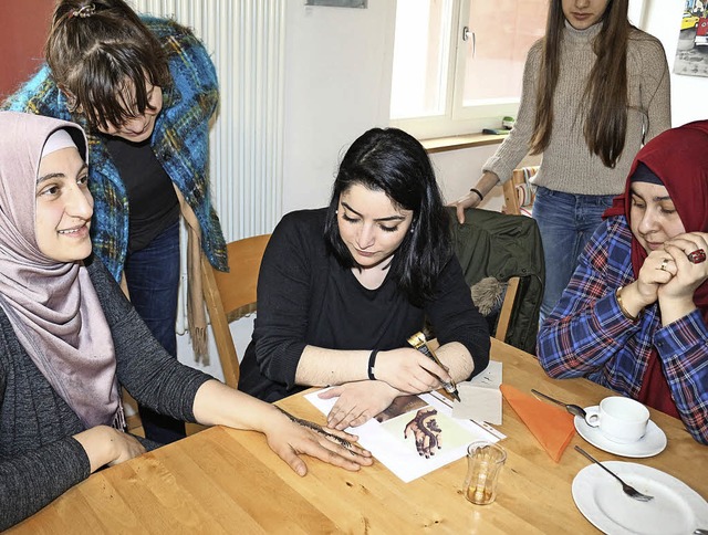 Frauen und Mdchen trafen sich zum Int...peist. Auch Handtattoos wurden gemalt.  | Foto: Fotos: Karin Heiss