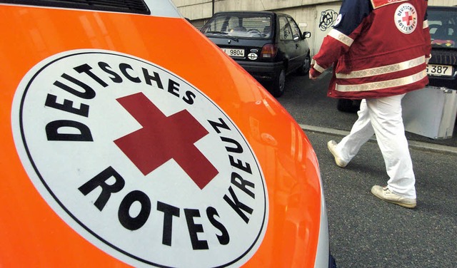 Das Rote Kreuz stellt mehr Personal ein, da die Einsatzzahlen stark steigen.   | Foto: dpa
