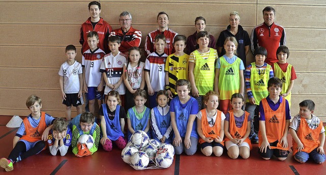 Jugendliche der ersten Trainingseinhei...g. Hinten rechts Peter  Brosi vom DFB.  | Foto: Rmmele