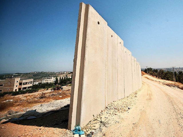 Gstreins Ich-Erzhler gert auf beide ...ine Mauer getrennten Nahost-Konflikts.  | Foto: Abed Al Hashlamoun