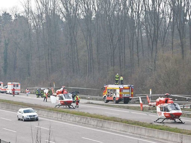 Nach einem Unfall auf der A5 waren zwe...in Richtung Sden lange voll gesperrt.  | Foto: hsl