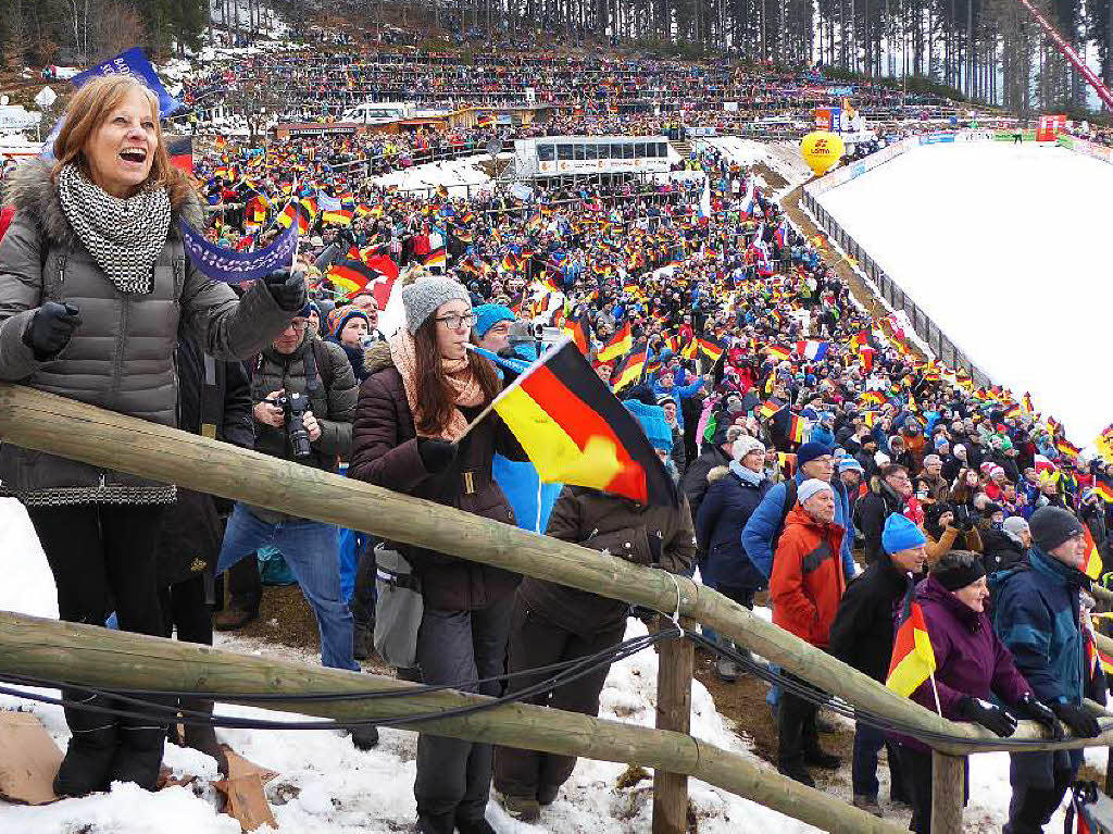 8500 Zuschauer haben am Samstag beim Weltcupskispringen in Neustadt den Sieg des Norwegers Johann Andre Forfang erlebt. Severin Freund wurde Fnfter, Andreas Wank aus Titisee Zehnter.