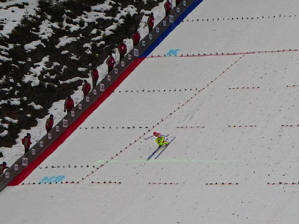 8500 Zuschauer haben am Samstag beim Weltcupskispringen in Neustadt den Sieg des Norwegers Johann Andre Forfang erlebt. Severin Freund wurde Fnfter, Andreas Wank aus Titisee Zehnter.