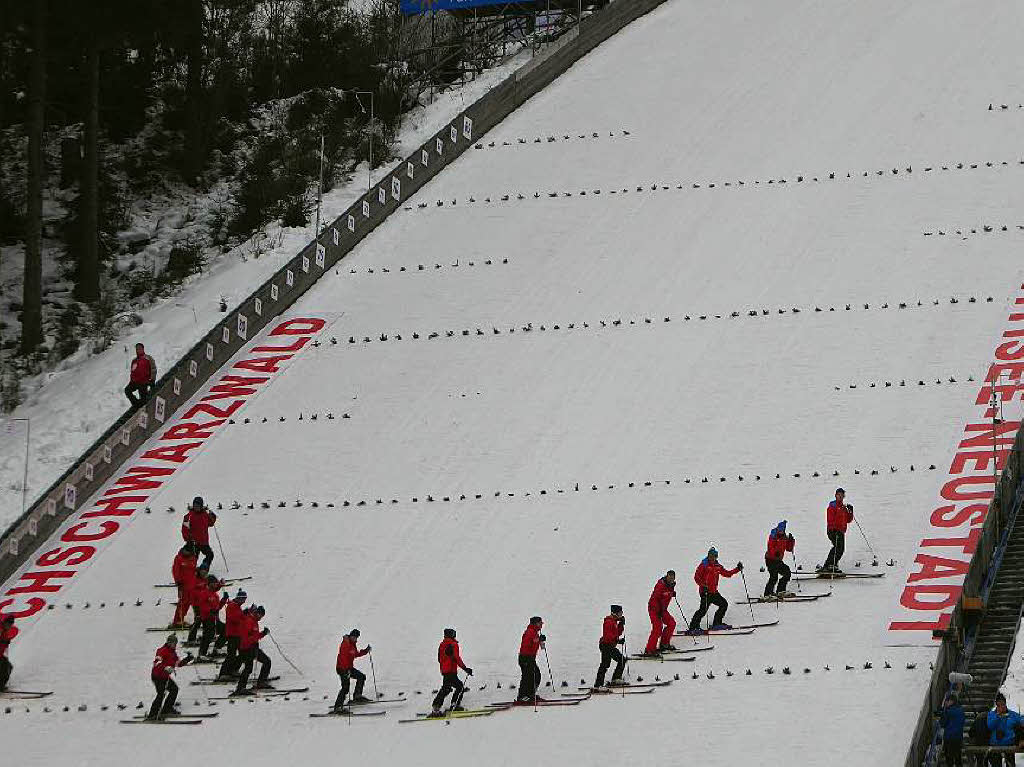 8500 Zuschauer haben am Samstag beim Weltcupskispringen in Neustadt den Sieg des Norwegers Johann Andre Forfang erlebt. Severin Freund wurde Fnfter, Andreas Wank aus Titisee Zehnter.