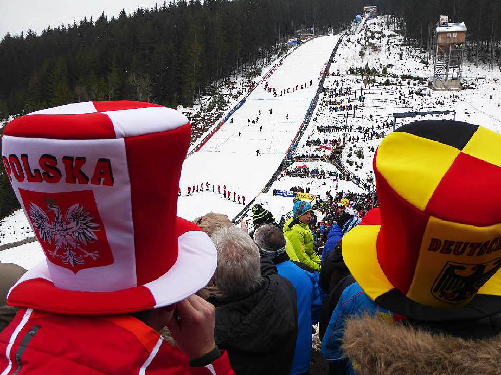 8500 Zuschauer haben am Samstag beim Weltcupskispringen in Neustadt den Sieg des Norwegers Johann Andre Forfang erlebt. Severin Freund wurde Fnfter, Andreas Wank aus Titisee Zehnter.