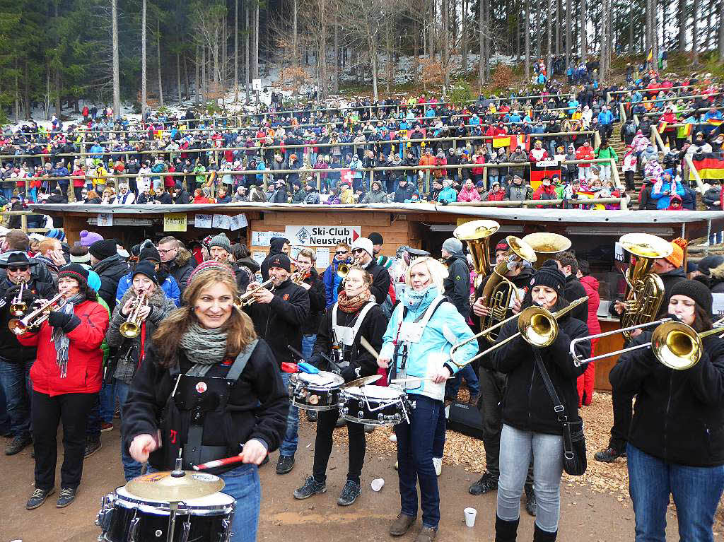 8500 Zuschauer haben am Samstag beim Weltcupskispringen in Neustadt den Sieg des Norwegers Johann Andre Forfang erlebt. Severin Freund wurde Fnfter, Andreas Wank aus Titisee Zehnter.