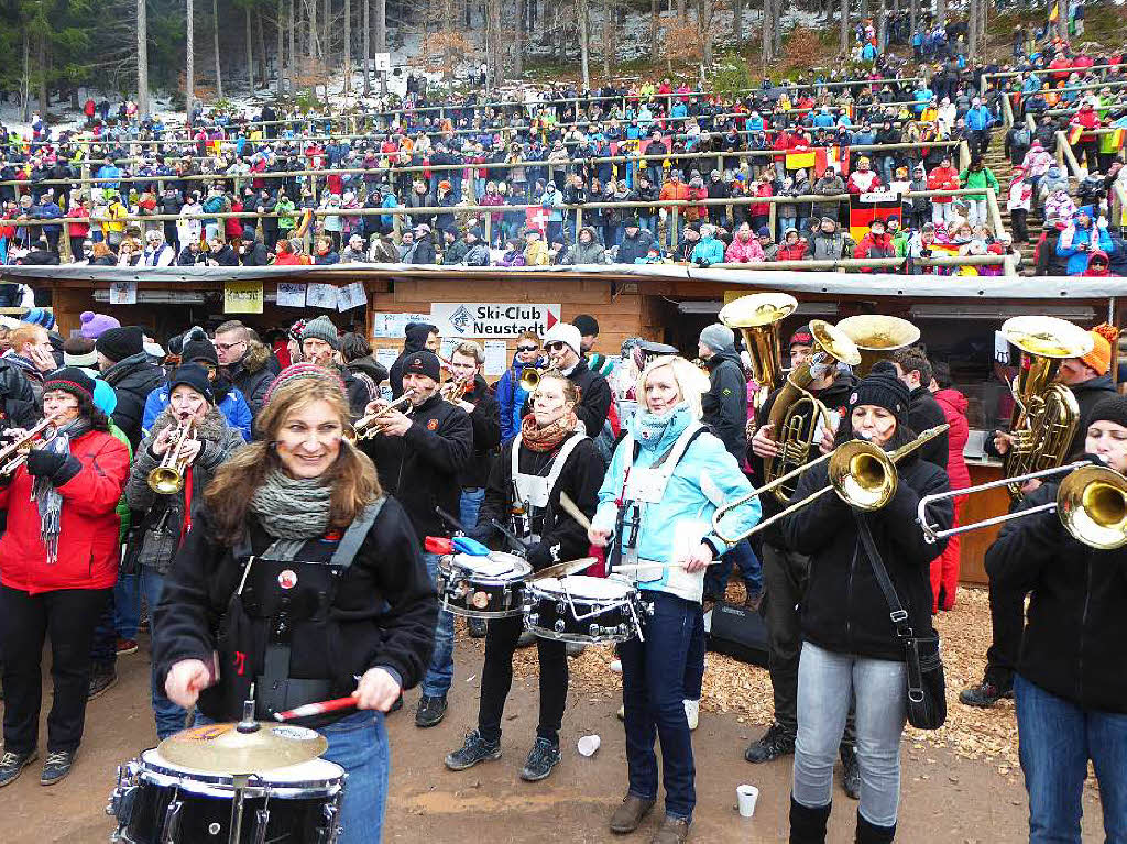 8500 Zuschauer haben am Samstag beim Weltcupskispringen in Neustadt den Sieg des Norwegers Johann Andre Forfang erlebt. Severin Freund wurde Fnfter, Andreas Wank aus Titisee Zehnter.