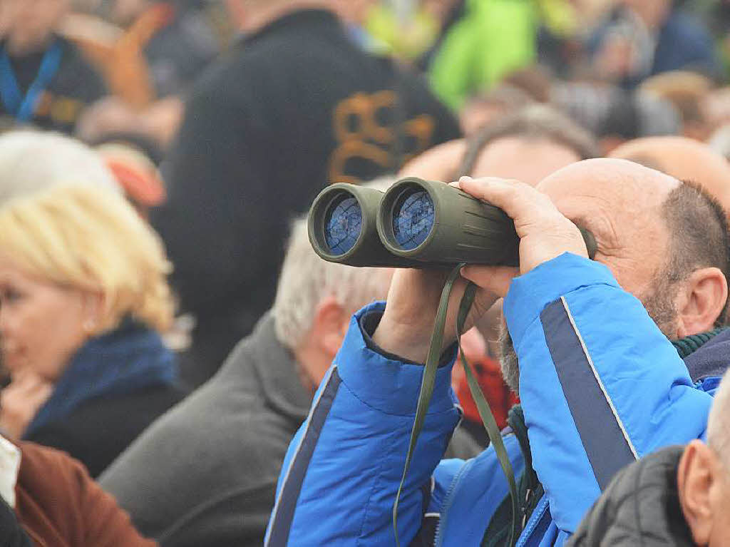 8500 Zuschauer haben am Samstag beim Weltcupskispringen in Neustadt den Sieg des Norwegers Johann Andre Forfang erlebt. Severin Freund wurde Fnfter, Andreas Wank aus Titisee Zehnter.