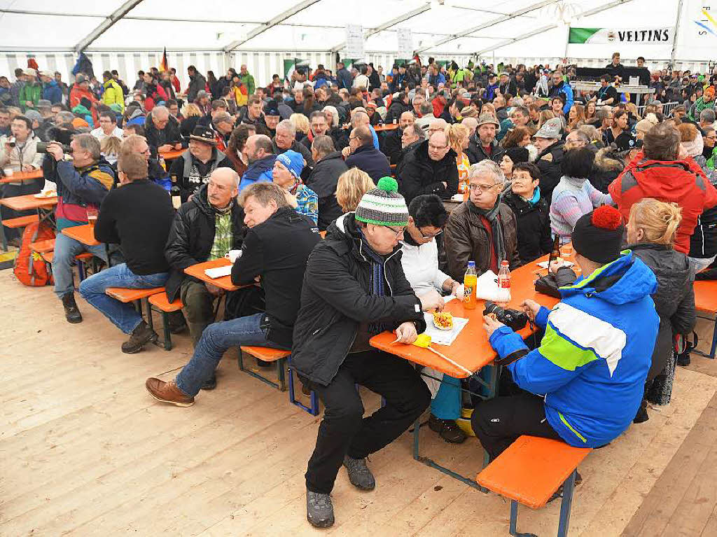 8500 Zuschauer haben am Samstag beim Weltcupskispringen in Neustadt den Sieg des Norwegers Johann Andre Forfang erlebt. Severin Freund wurde Fnfter, Andreas Wank aus Titisee Zehnter.