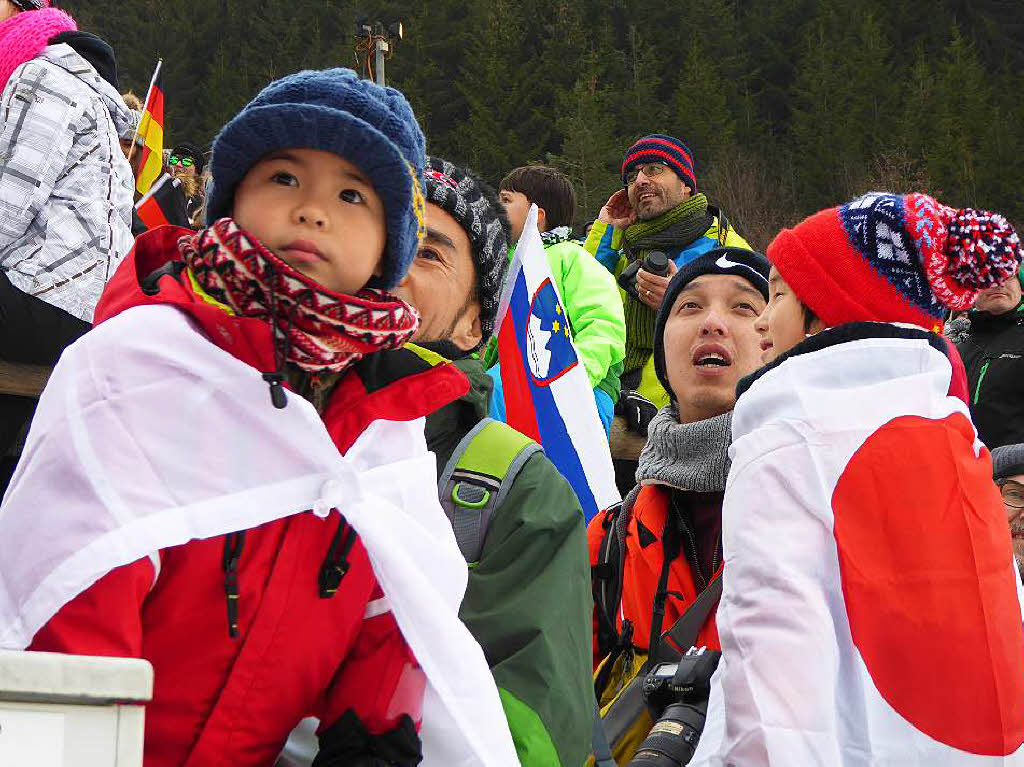 8500 Zuschauer haben am Samstag beim Weltcupskispringen in Neustadt den Sieg des Norwegers Johann Andre Forfang erlebt. Severin Freund wurde Fnfter, Andreas Wank aus Titisee Zehnter.