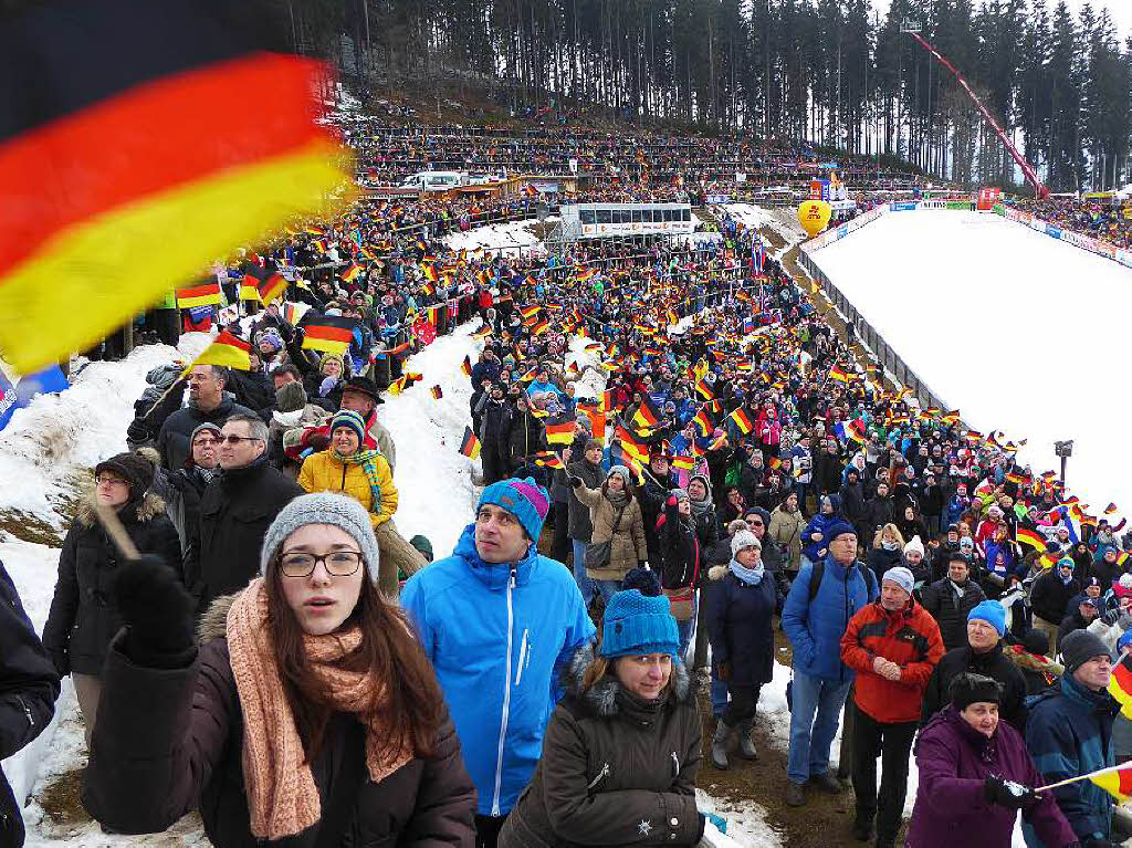 8500 Zuschauer haben am Samstag beim Weltcupskispringen in Neustadt den Sieg des Norwegers Johann Andre Forfang erlebt. Severin Freund wurde Fnfter, Andreas Wank aus Titisee Zehnter.