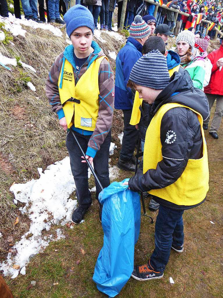 8500 Zuschauer haben am Samstag beim Weltcupskispringen in Neustadt den Sieg des Norwegers Johann Andre Forfang erlebt. Severin Freund wurde Fnfter, Andreas Wank aus Titisee Zehnter.