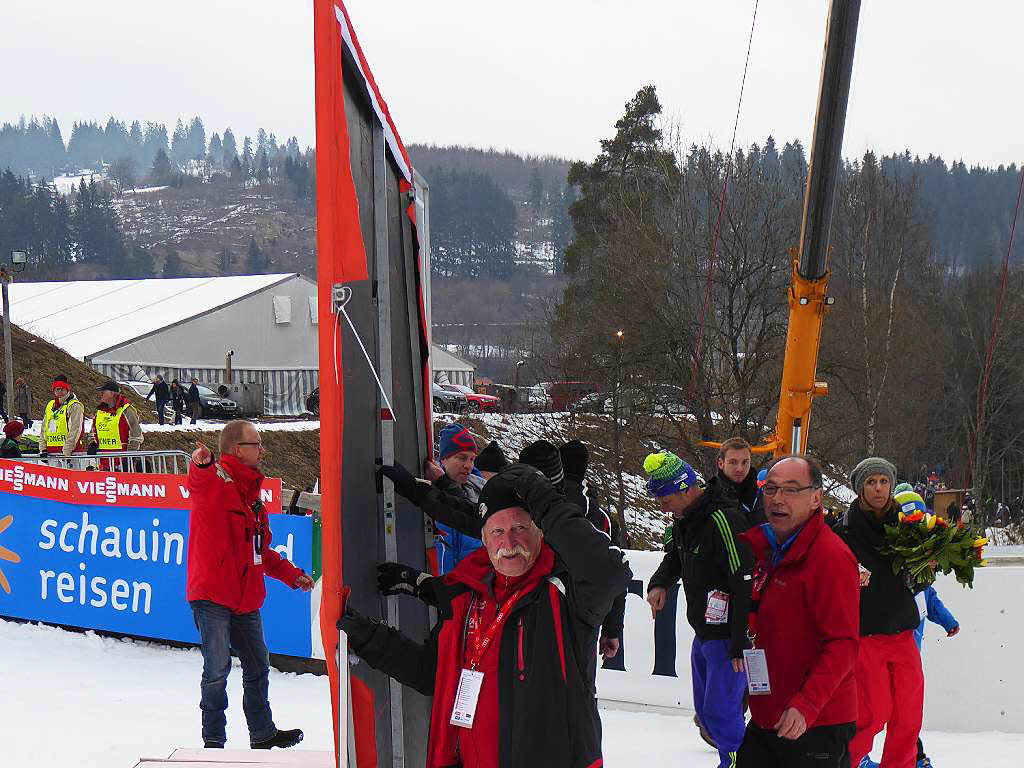 8500 Zuschauer haben am Samstag beim Weltcupskispringen in Neustadt den Sieg des Norwegers Johann Andre Forfang erlebt. Severin Freund wurde Fnfter, Andreas Wank aus Titisee Zehnter.