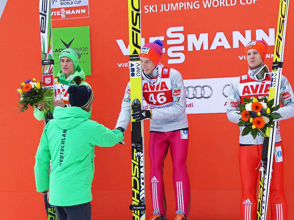 8500 Zuschauer haben am Samstag beim Weltcupskispringen in Neustadt den Sieg des Norwegers Johann Andre Forfang erlebt. Severin Freund wurde Fnfter, Andreas Wank aus Titisee Zehnter.