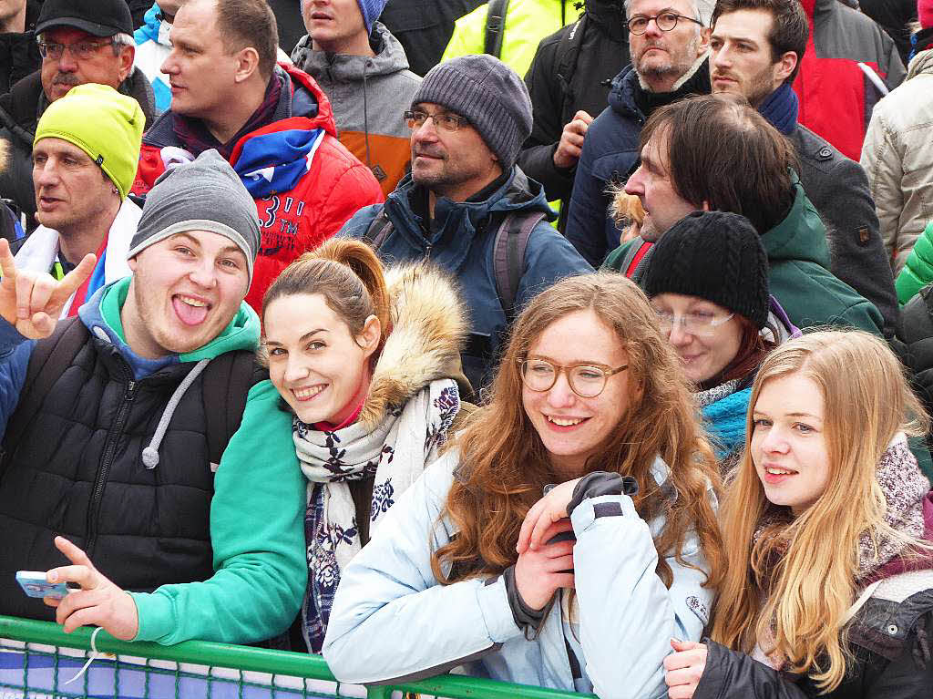 8500 Zuschauer haben am Samstag beim Weltcupskispringen in Neustadt den Sieg des Norwegers Johann Andre Forfang erlebt. Severin Freund wurde Fnfter, Andreas Wank aus Titisee Zehnter.