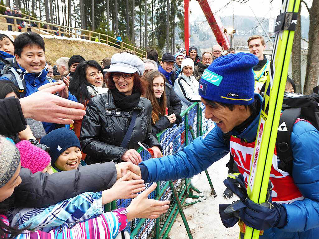 8500 Zuschauer haben am Samstag beim Weltcupskispringen in Neustadt den Sieg des Norwegers Johann Andre Forfang erlebt. Severin Freund wurde Fnfter, Andreas Wank aus Titisee Zehnter.