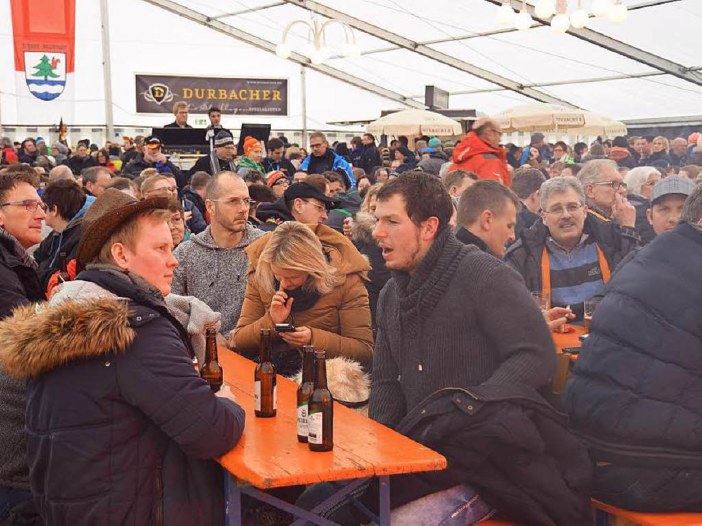 8500 Zuschauer haben am Samstag beim Weltcupskispringen in Neustadt den Sieg des Norwegers Johann Andre Forfang erlebt. Severin Freund wurde Fnfter, Andreas Wank aus Titisee Zehnter.