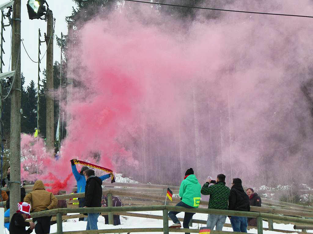 8500 Zuschauer haben am Samstag beim Weltcupskispringen in Neustadt den Sieg des Norwegers Johann Andre Forfang erlebt. Severin Freund wurde Fnfter, Andreas Wank aus Titisee Zehnter.