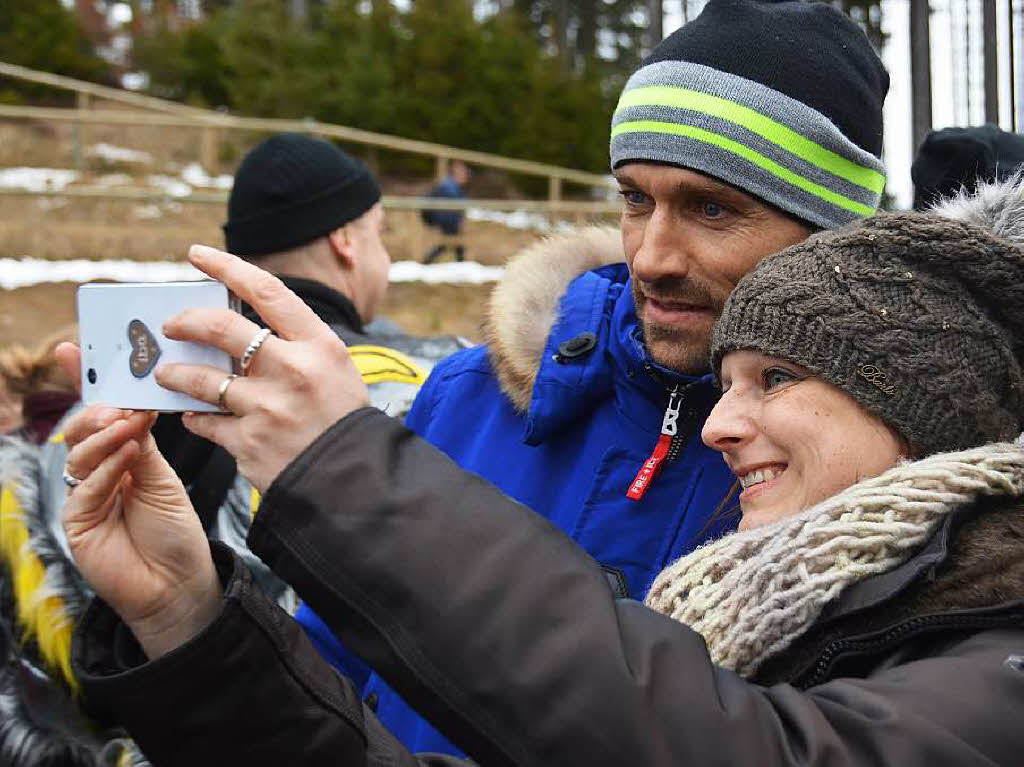 8500 Zuschauer haben am Samstag beim Weltcupskispringen in Neustadt den Sieg des Norwegers Johann Andre Forfang erlebt. Severin Freund wurde Fnfter, Andreas Wank aus Titisee Zehnter.