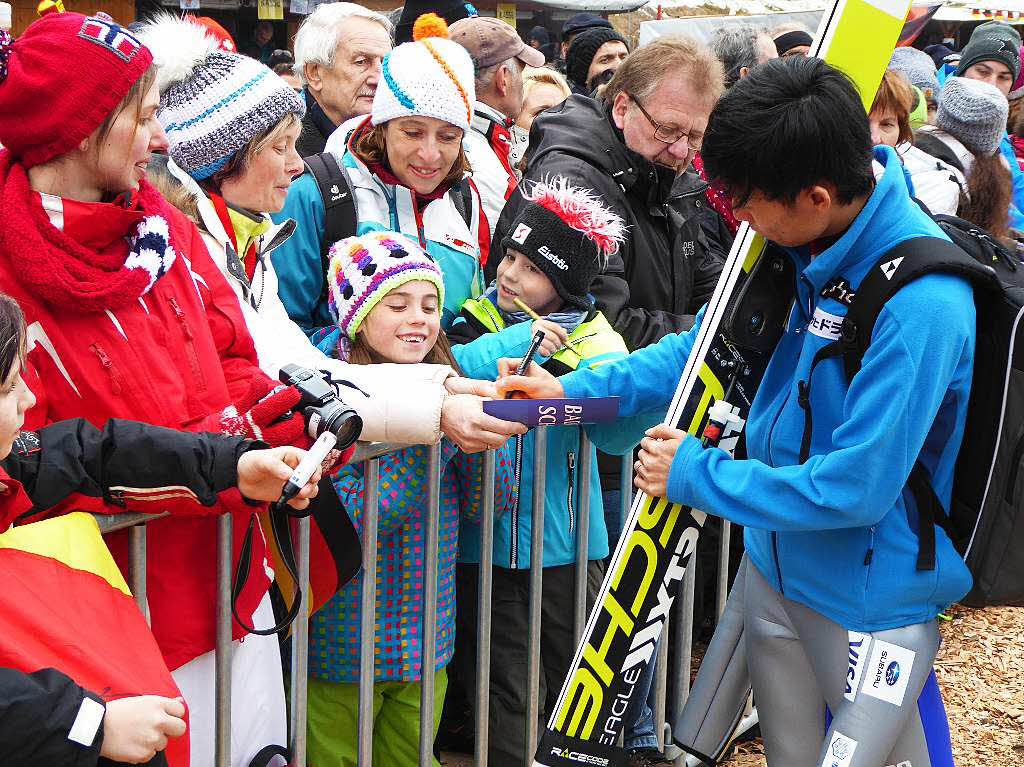 8500 Zuschauer haben am Samstag beim Weltcupskispringen in Neustadt den Sieg des Norwegers Johann Andre Forfang erlebt. Severin Freund wurde Fnfter, Andreas Wank aus Titisee Zehnter.