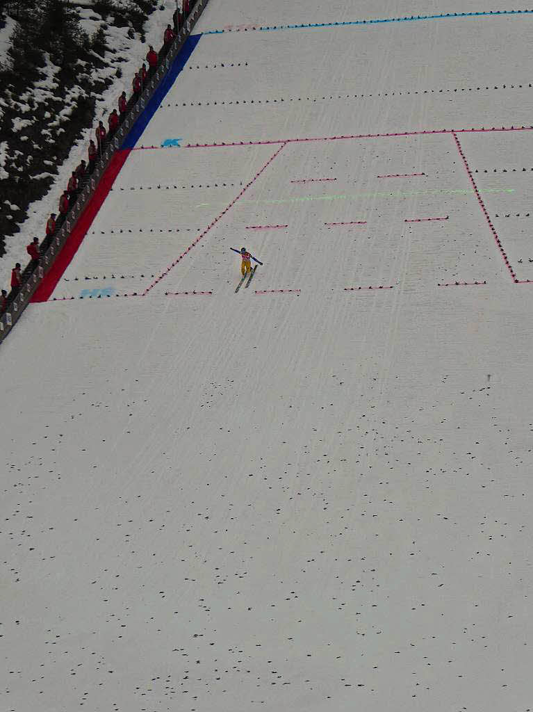 8500 Zuschauer haben am Samstag beim Weltcupskispringen in Neustadt den Sieg des Norwegers Johann Andre Forfang erlebt. Severin Freund wurde Fnfter, Andreas Wank aus Titisee Zehnter.