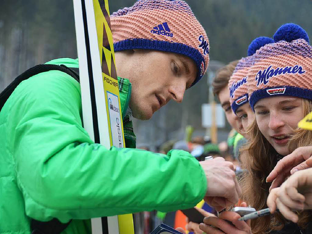 8500 Zuschauer haben am Samstag beim Weltcupskispringen in Neustadt den Sieg des Norwegers Johann Andre Forfang erlebt. Severin Freund wurde Fnfter, Andreas Wank aus Titisee Zehnter.