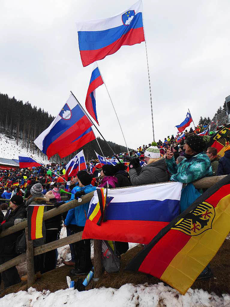 8500 Zuschauer haben am Samstag beim Weltcupskispringen in Neustadt den Sieg des Norwegers Johann Andre Forfang erlebt. Severin Freund wurde Fnfter, Andreas Wank aus Titisee Zehnter.