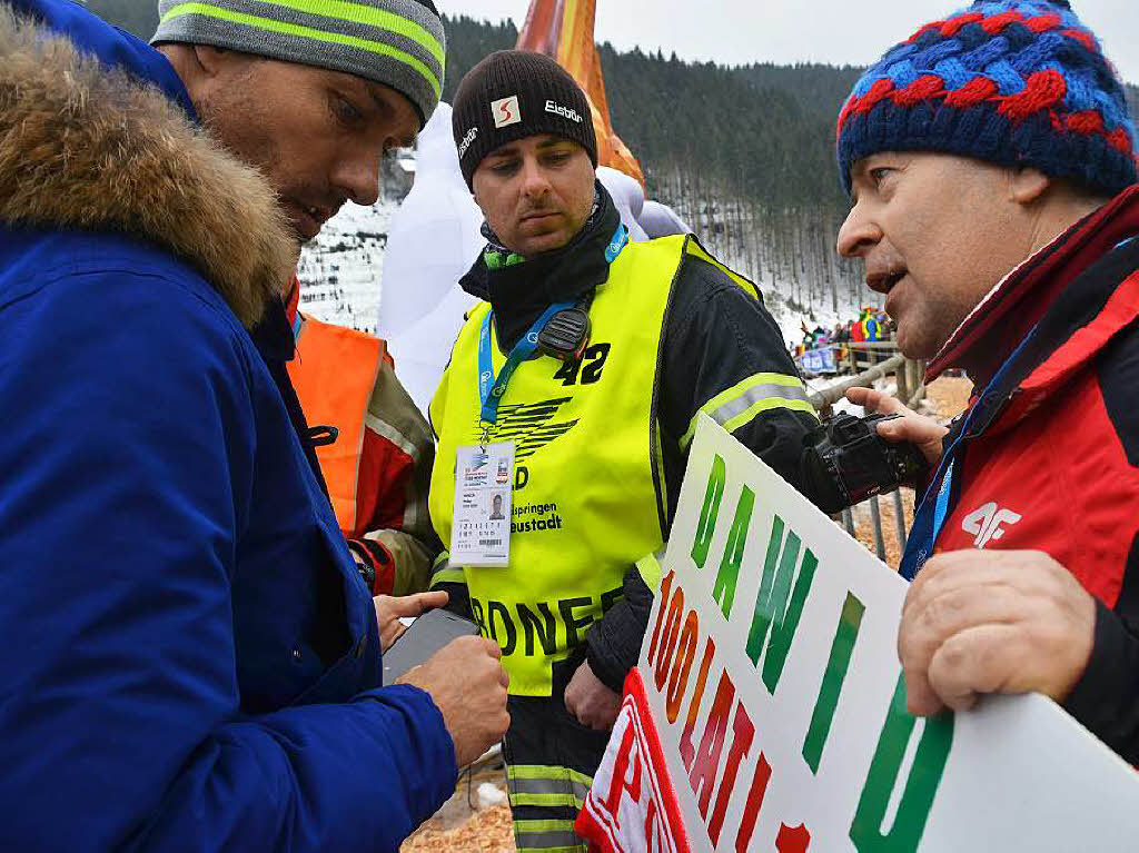 8500 Zuschauer haben am Samstag beim Weltcupskispringen in Neustadt den Sieg des Norwegers Johann Andre Forfang erlebt. Severin Freund wurde Fnfter, Andreas Wank aus Titisee Zehnter.