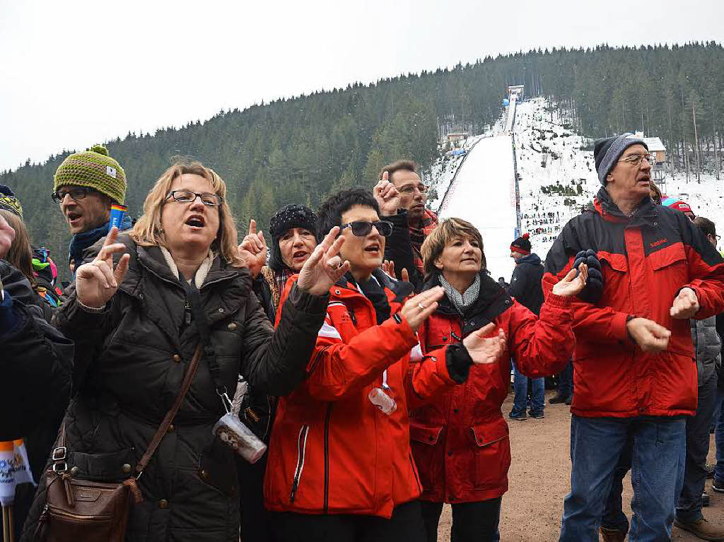 8500 Zuschauer haben am Samstag beim Weltcupskispringen in Neustadt den Sieg des Norwegers Johann Andre Forfang erlebt. Severin Freund wurde Fnfter, Andreas Wank aus Titisee Zehnter.